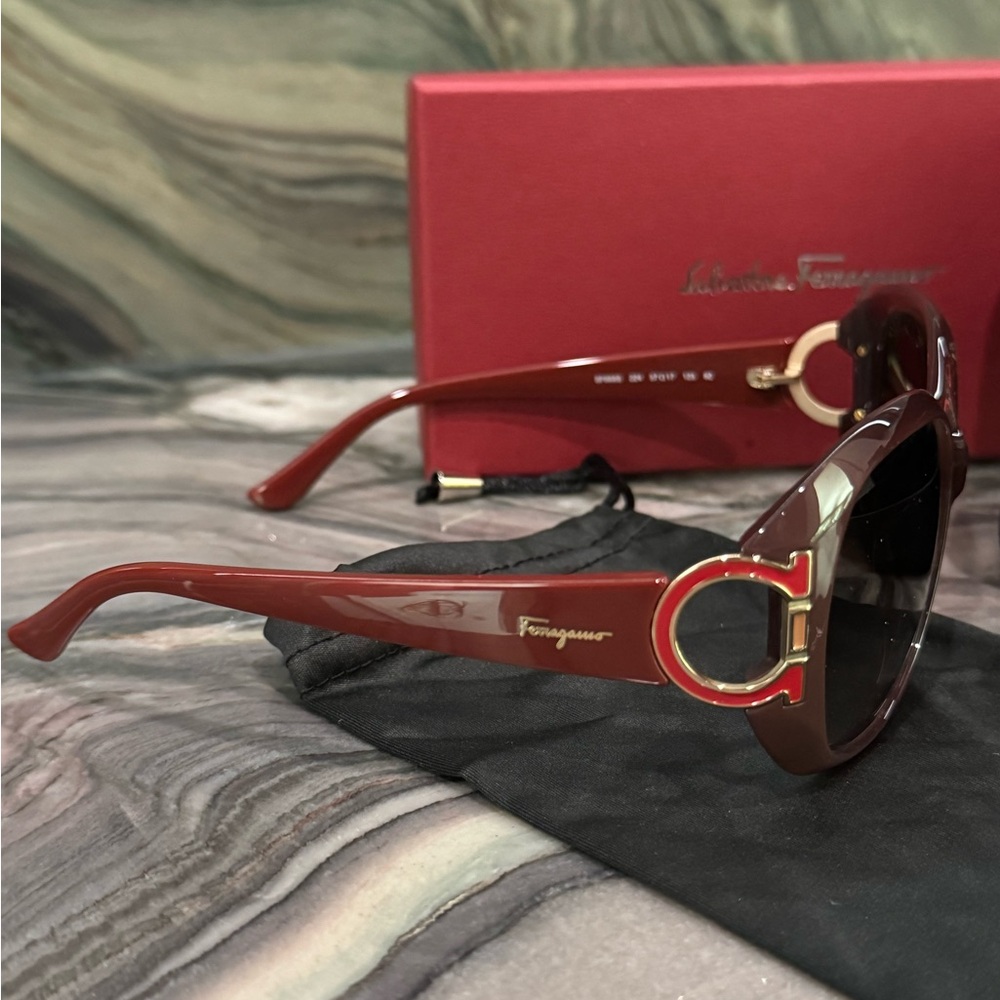 FERRAGAMO Gancini Sunglasses NIB Burgundy Dark Red & Gold Made in Italy - Picture 9 of 16